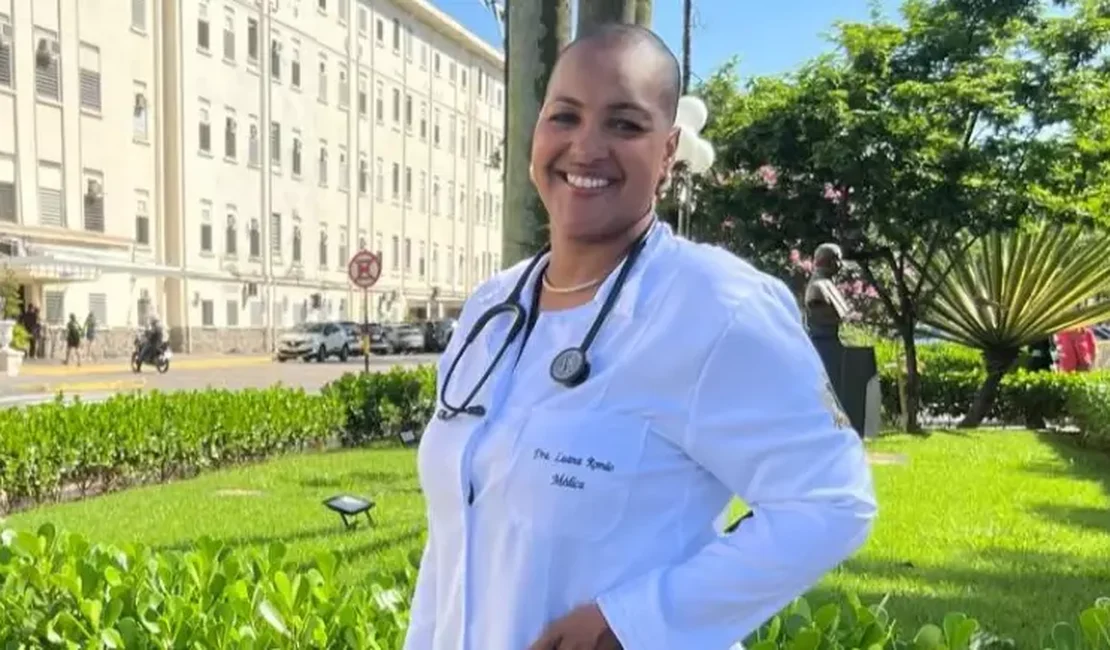 Mulher supera desemprego e dívidas, não desiste de sonho e se forma médica aos 43 anos