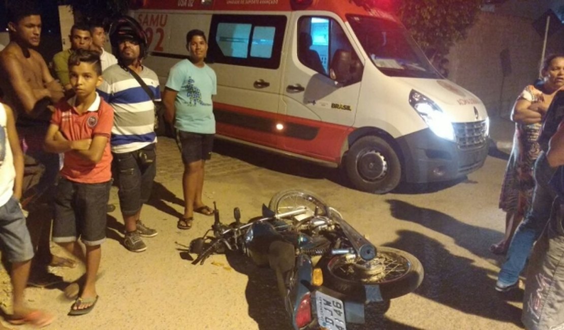 Motociclista embriagado avança cruzamento e provoca acidente