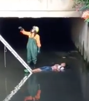 [Vídeo] Jovem embriagado cai em canal de esgoto e tira um cochilo, em Arapiraca