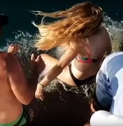 [Vídeo] Mulher é puxada para o mar por tubarão quando o alimentava