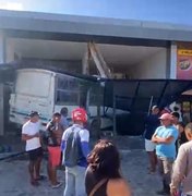 [Vídeo] Ônibus com trabalhadores rurais invade galeria comercial em Maragogi