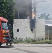 Incêndio em contador de energia na entrada do condomínio San Nicolás na Serraria