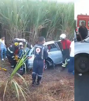 [Vídeo] Acidente entre dois carros é registrado na AL-105, em São Luís do Quitunde