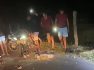 Motociclista fica ferido após perder controle e bater em cerca no Sertão