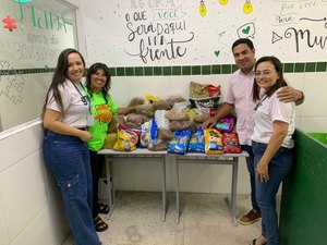 Em parceria com curso técnico, vereadora consegue arrecadar ração para animais de rua