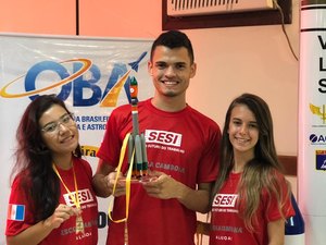 Alunos da Escola Sesi Cambona ganham troféu na Mostra Brasileira de Foguetes