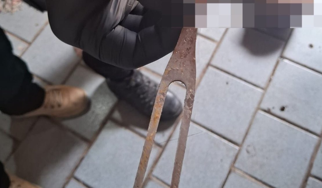 Homem é encontrado morto com perfurações provavelmente feitas por com um garfo de churrasco