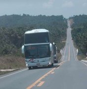 Assaltantes roubam passageiros de ônibus interestadual em Alagoas