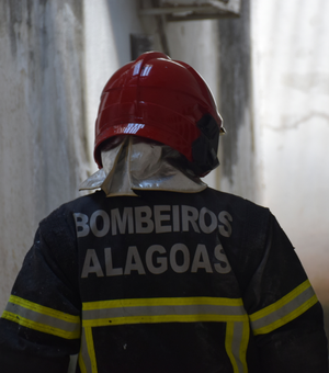 Estabelecimento comercial pega fogo no Centro de Maceió e bombeiros controlam chamas