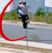 ﻿Videomonitoramento flagra manobras perigosas na rua e homem tem moto apreendida em Delmiro