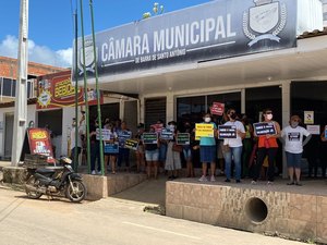 Servidores da Educação protestam na Barra de Santo Antônio