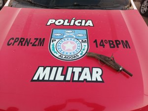 Suspeito de tentativa de feminicídio é preso com espingarda em Joaquim Gomes