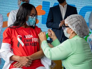 Maceió começa a vacinar trabalhadores de saúde com 40 anos nesta quarta (31)
