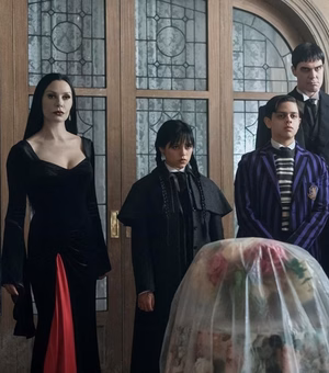 Saiba que horas os novos episódios de Wandinha estreiam na Netflix