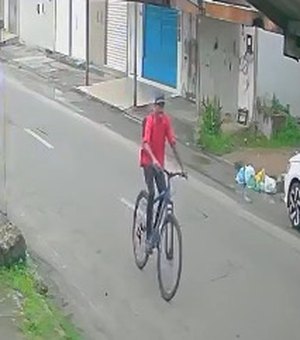[Vídeo] Câmeras flagram homem furtando bicicleta em vila de Maceió