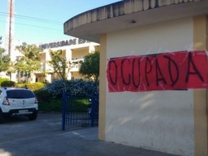 PGE obtém liminar que impede ocupação de escolas da rede estadual