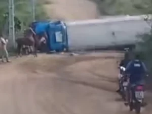 Caminhão-pipa tomba e deixa motorista ferido na zona rural de Pão de Açúcar