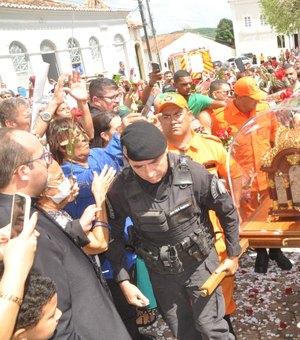 Milhares de fiéis recebem relíquias de Santa Teresinha na cidade histórica de Penedo