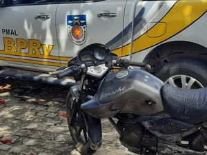 Após tentativa de roubo, criminosos abandonam moto no Clima Bom