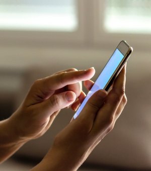 Mulher empresta celular para vizinho, ele some com aparelho e ainda a ameaça pelo WhatsApp, em Arapiraca