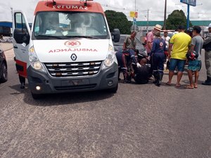 Acidente entre carro e moto deixa homem ferido em Arapiraca