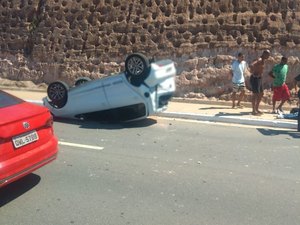 Condutor perde controle do veículo e capota na Avenida Josefa de Melo