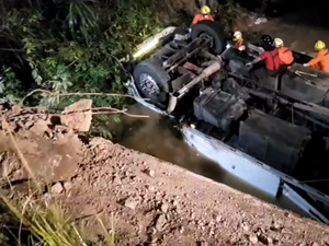 Caminhão cai de ponte e motorista morre na BR-101 