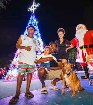 Moradores do Vergel do Lago se encantam com o brilho do Natal na Parada Natalina