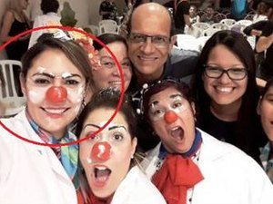 Mulher de Bolsonaro aparece fantasiada de palhaça da alegria em formatura