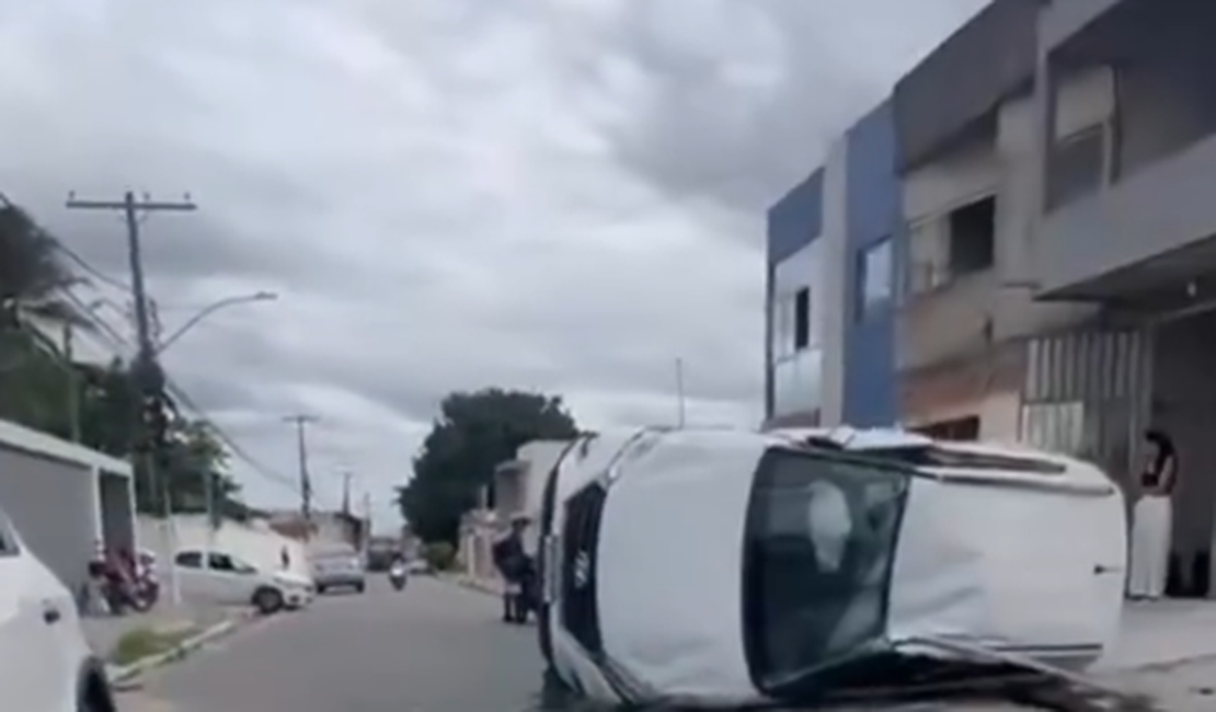 Carro capota após forte colisão com veículo estacionado em Arapiraca