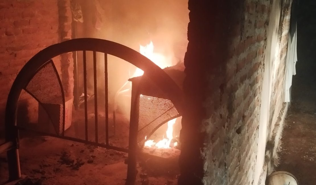 Homem agride mulher com pauladas e incendeia casa em Delmiro Gouveia