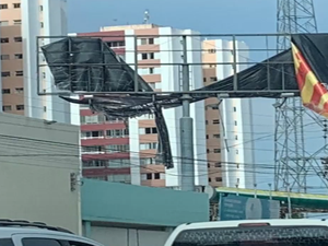 Outdoor com lona rasgada preocupa motoristas na Leste-Oeste