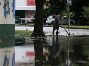 Com previsão de nova chuva forte nos próximos dias, Rio cancela aulas