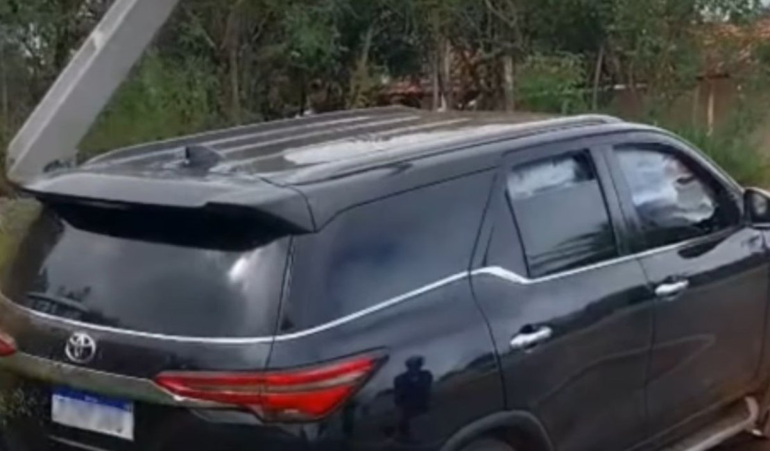 SW4 bate em poste após motorista perder controle na AL-115