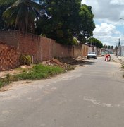 Moradores da Rua Izídio Leão convivem com mato e esgoto ao ar livre em Arapiraca