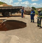 Cratera causa interdição em trecho da rodovia  BR- 101