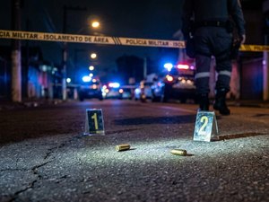 Homem é morto por criminosos encapuzados na frente de casa em Maceió