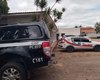 Suspeito foge e deixa para trás arma, drogas e dinheiro dentro de casa em Arapiraca