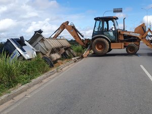 [Vídeo]Motorista perde o controle e caminhão fica pendurado próximo a viaduto, em Arapiraca