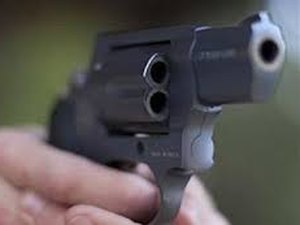 Polícia prende jovem e apreende dois menores por posse ilegal de arma de fogo