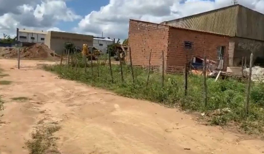 Moradores denunciam fechamento de acessos em loteamento irregular em Arapiraca