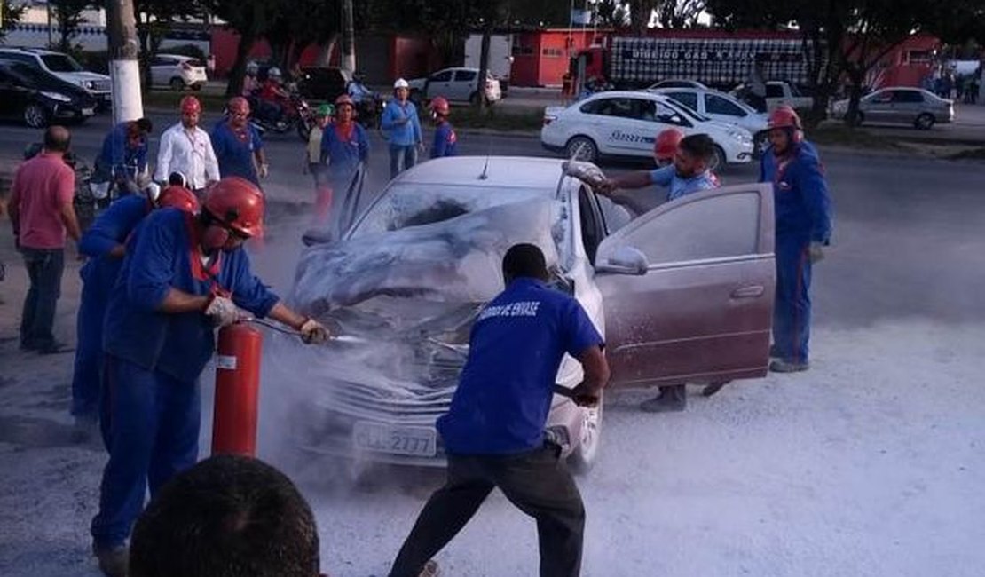 Vídeo: Veículo incendeia na Av. Durval de Góes Monteiro 