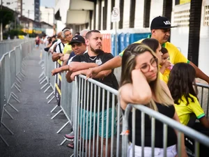 Corpo de Pelé, o Rei do Futebol, é velado na Vila Belmiro, em Santos