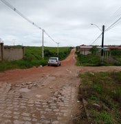 [Vídeo] Calçamento incompleto em ruas causa transtornos a moradores de Arapiraca