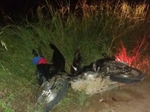 Moto colide em carro e duas pessoas ficam feridas em Maragogi