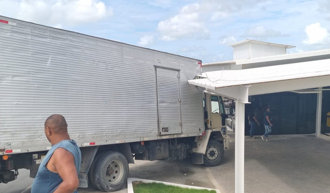 Motorista de caminhão perde controle e invade unidade de saúde em Bebedouro