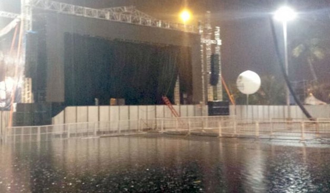 Fortes chuvas alagam arraial de Maceió e quarta noite de festa é cancelado