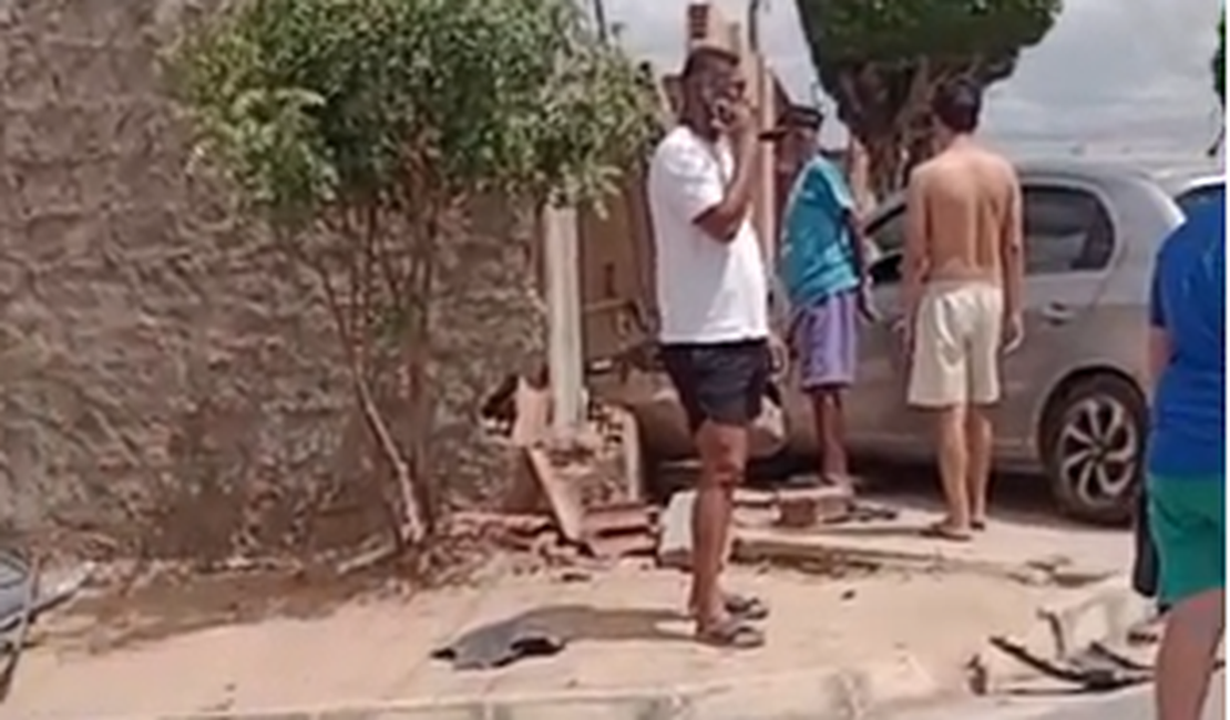 Carro perde controle e atinge muro de residência no bairro Planalto, em Arapiraca