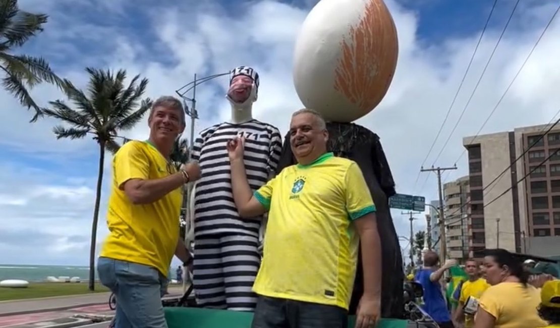 Bonecos de Lula e Moraes marcam protesto na orla de Maceió neste domingo (3)