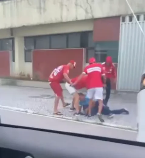 Torcedores do CRB agridem homem com camisa do CSA no Farol